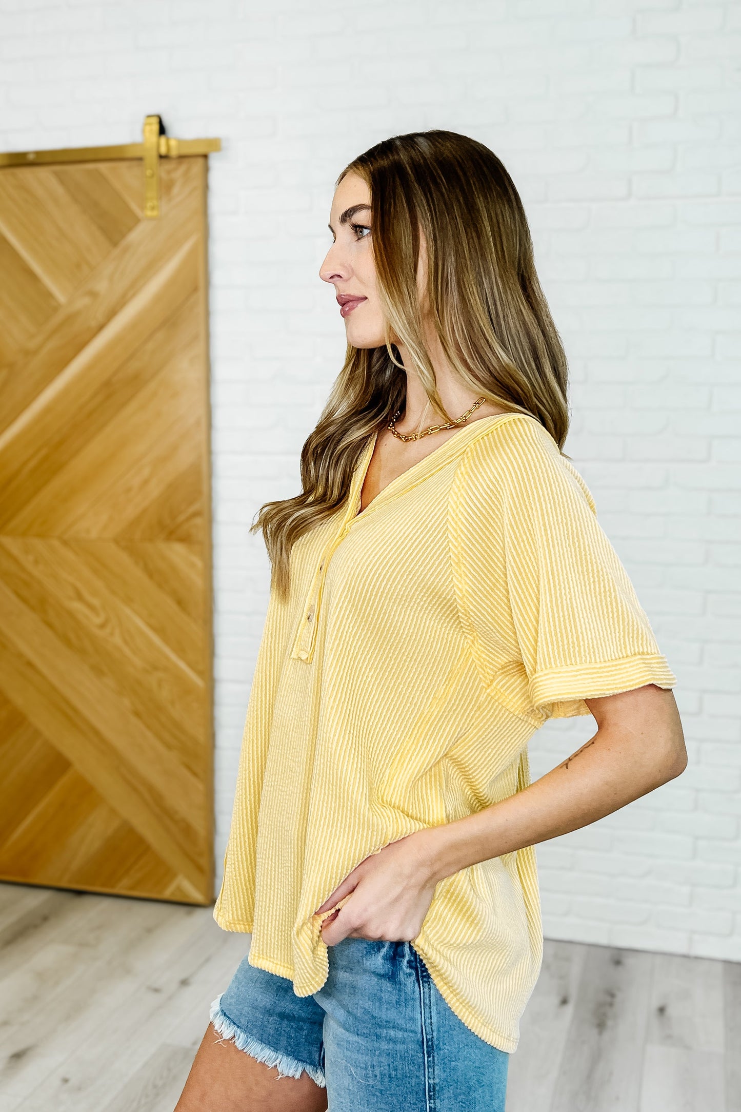 Plain and Sassy V-Neck Tee in Lemonade